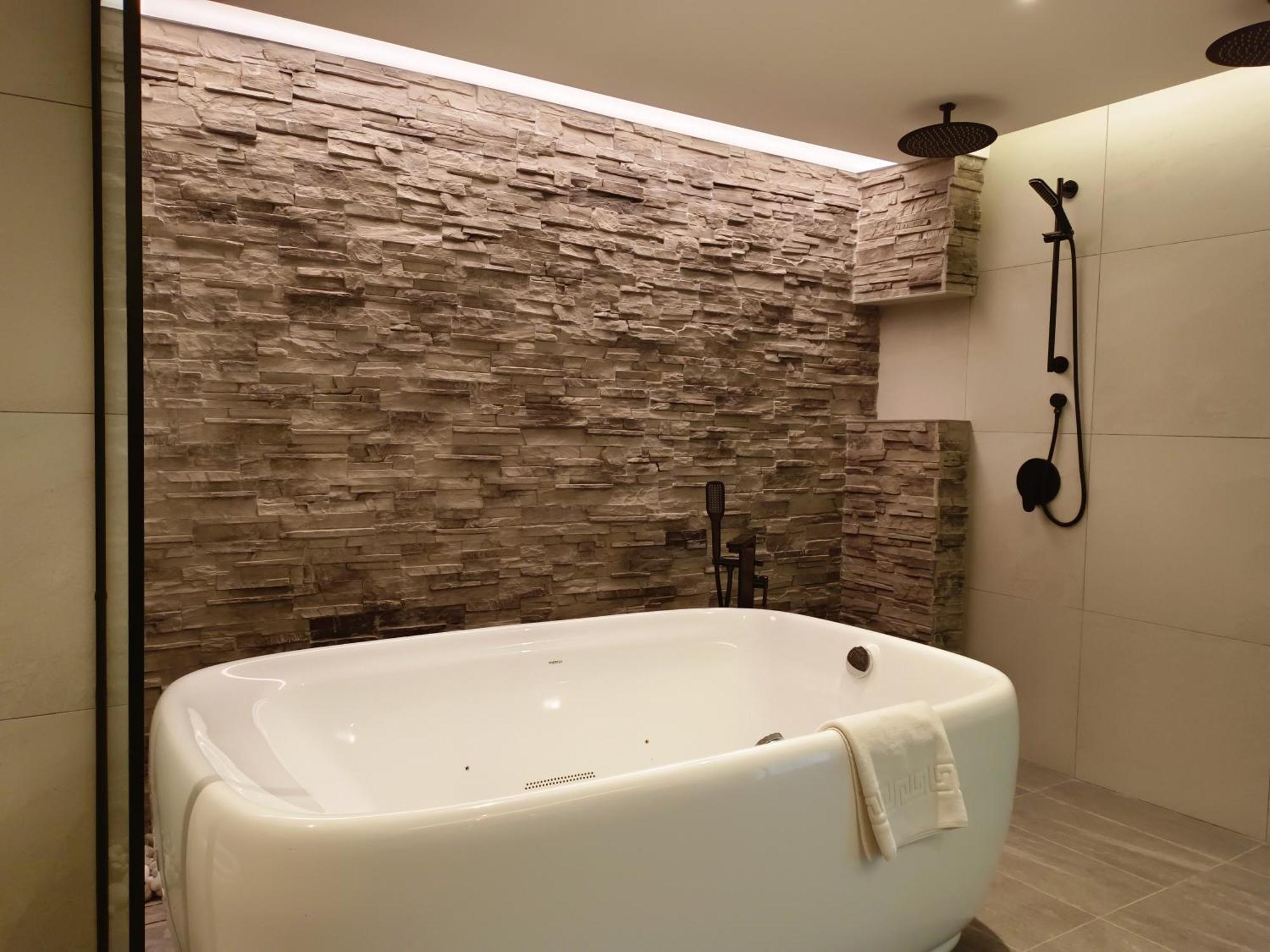 Hotel Royal Signature 吉隆坡 外观 照片 A freestanding bathtub