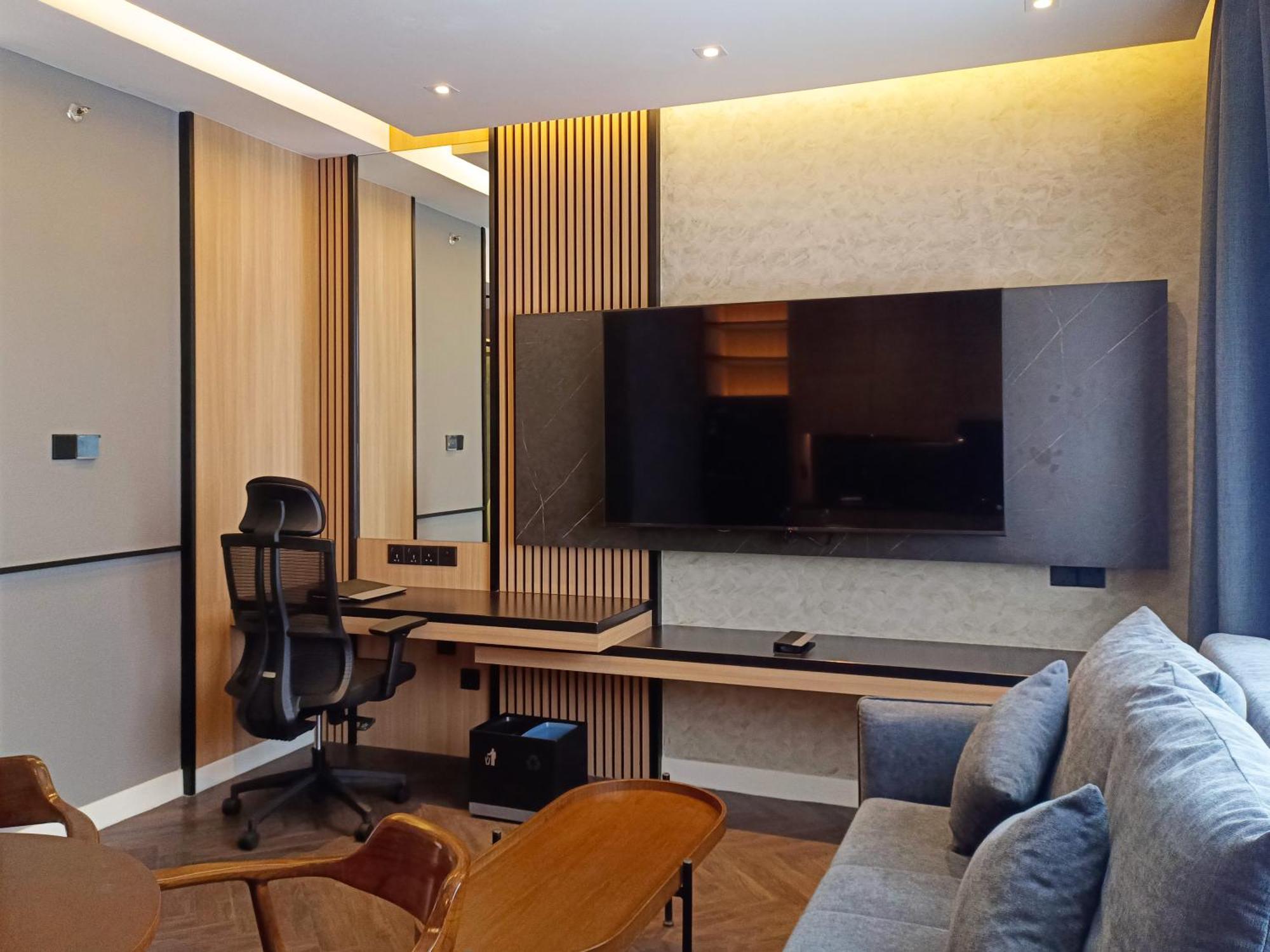Hotel Royal Signature 吉隆坡 外观 照片 A television set in a living room