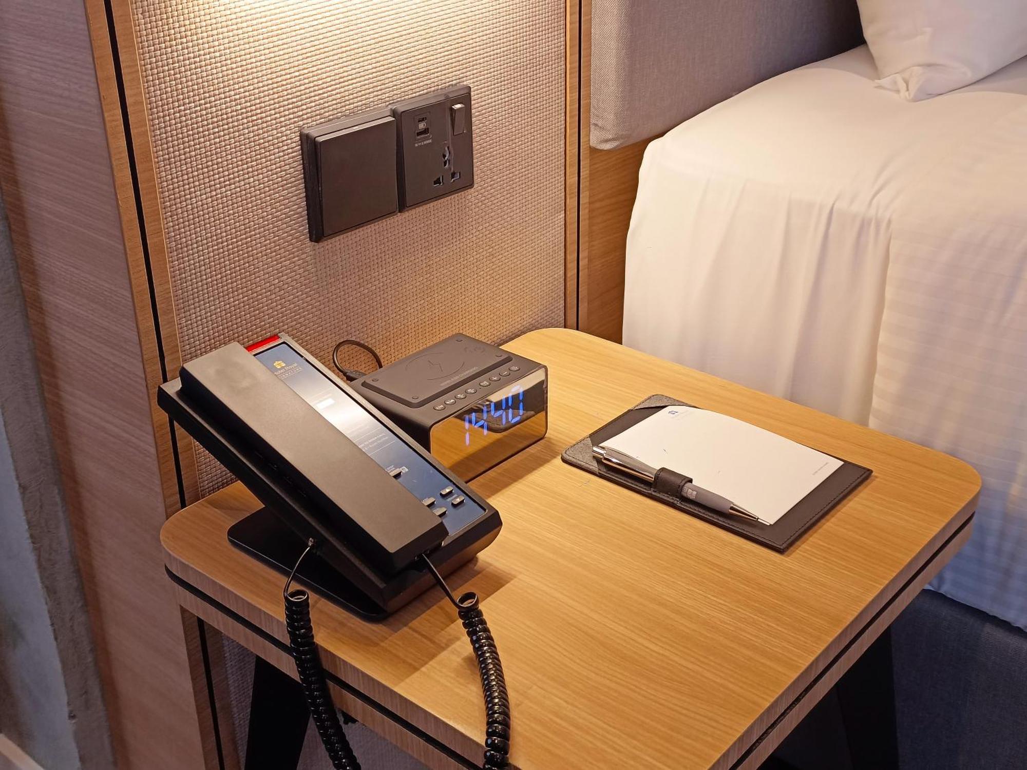 Hotel Royal Signature 吉隆坡 外观 照片 A telephone in a hotel room