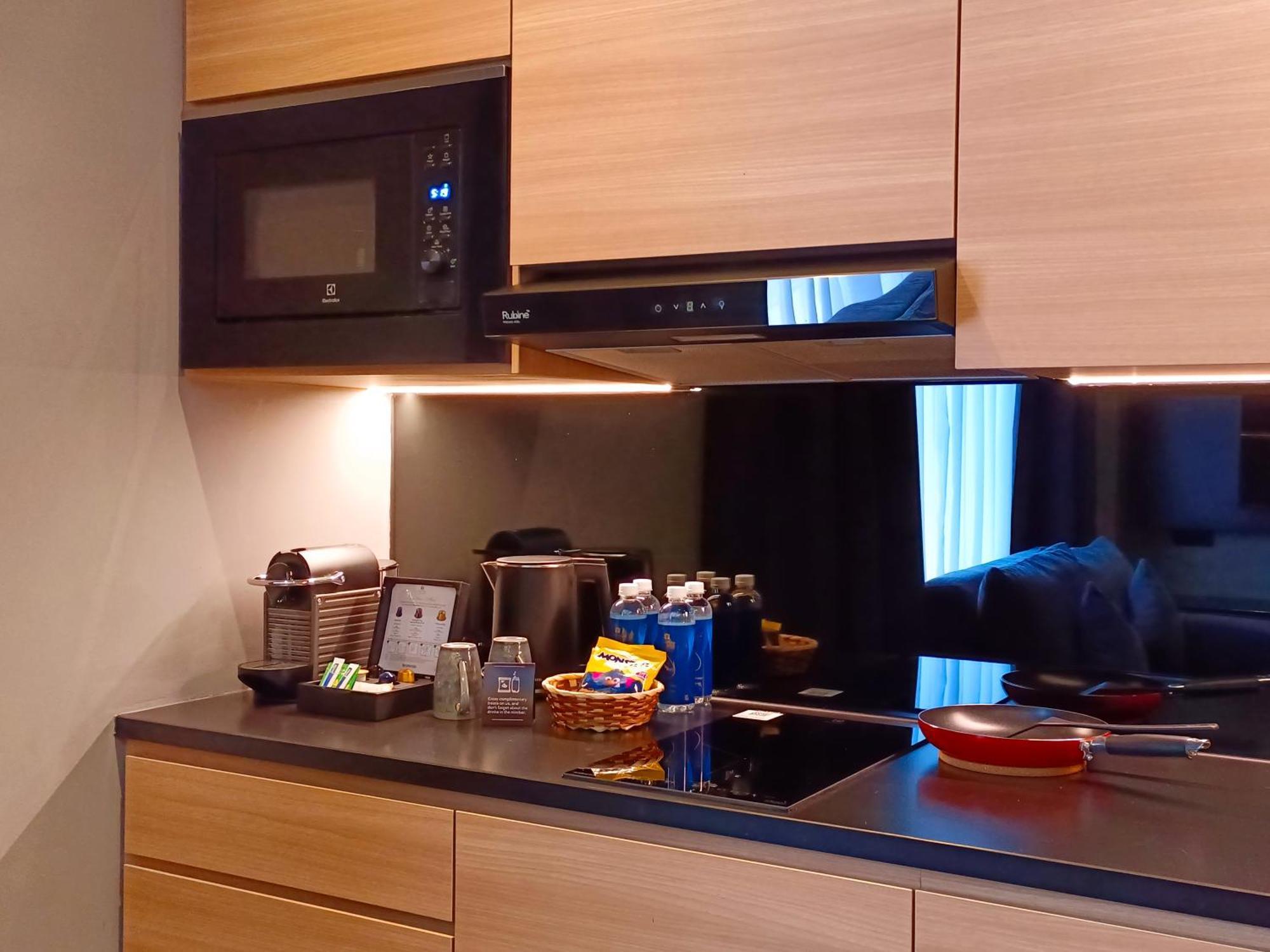 Hotel Royal Signature 吉隆坡 外观 照片 A microwave oven in a kitchen