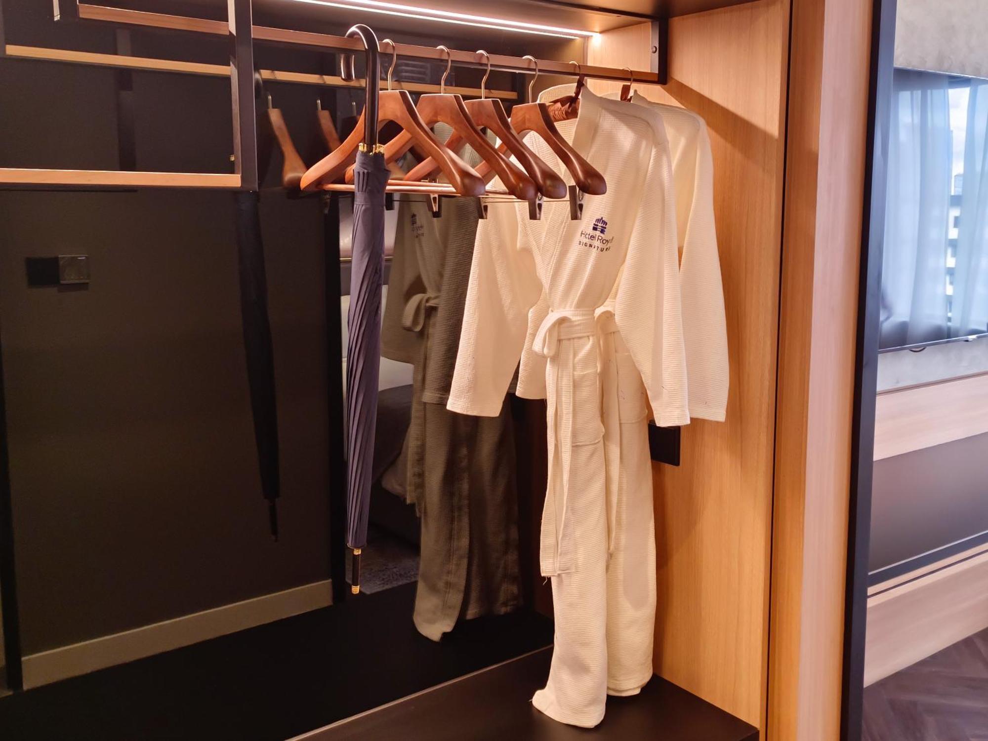 Hotel Royal Signature 吉隆坡 外观 照片 A bathrobe on a hanger
